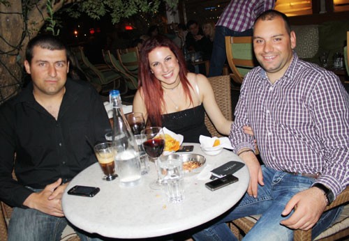 Εξω από τα δόντια