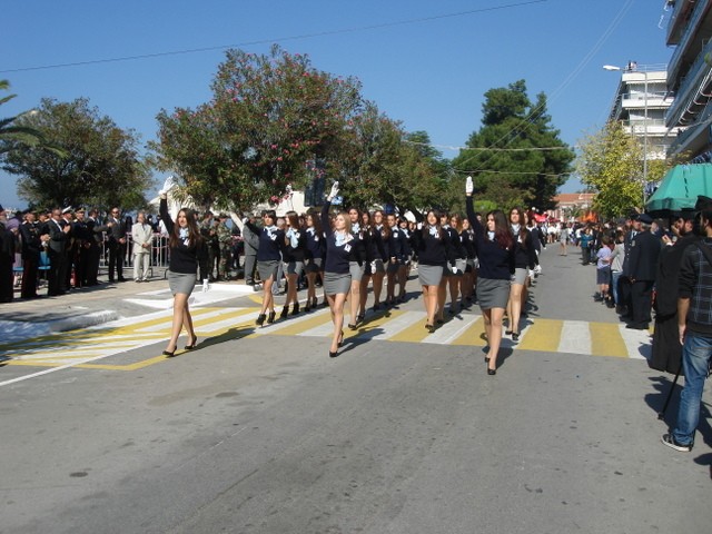 ΠΑΡΕΛΑΣΗ ΛΥΚΕΙΩΝ ΣΤΗ ΧΑΛΚΙΔΑ: Φουλ του ...φουλαριού!
