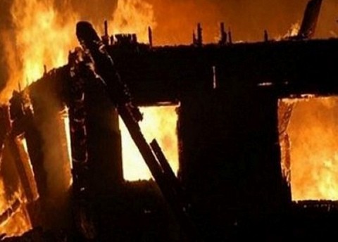 ΩΡΩΠΟΣ: Φωτιά σε αποθήκη απείλησε παρακείμενο πευκόδασος