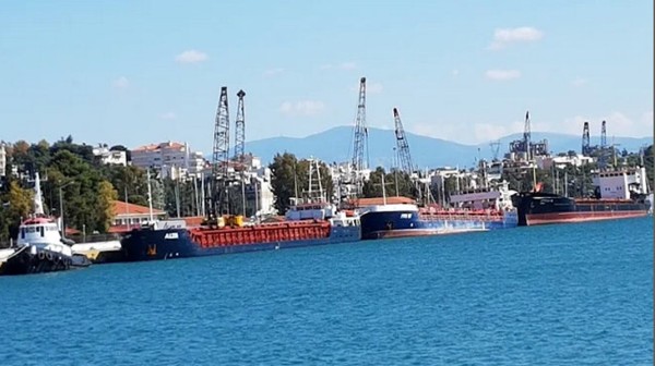 ΧΑΛΚΙΔΑ: Ο κάβος έμπλεξε στον άξονα της προπέλας και κράτησε το πλοίο στο λιμάνι