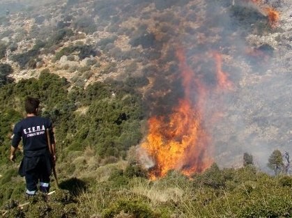 Μεγάλη κινητοποίηση για τη φωτιά στη Σκύρο