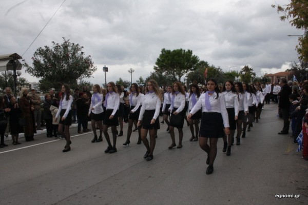 ΠΑΡΕΛΑΣΗ ΛΥΚΕΙΑ ΧΑΛΚΙΔΑ: Κορίτσια για φίλημα