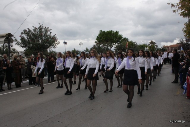 ΠΑΡΕΛΑΣΗ ΛΥΚΕΙΑ ΧΑΛΚΙΔΑ: Κορίτσια για φίλημα