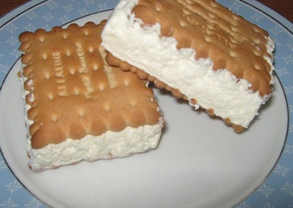 ΑΓΓΕΛΑΚΗΣ: Από τα κοτόπουλα στα γλυκά