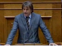 Αβγά, γιαούρτια και ξύλο σε βουλευτή
