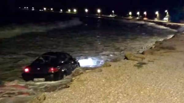 ΔΡΟΣΙΑ ΧΑΛΚΙΔΑΣ: Αυτοκίνητο με 25χρονο οδηγό έπεσε στη θάλασσα το βράδυ του Σαββάτου