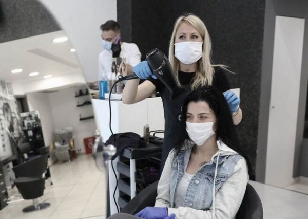 ΧΑΛΑΡΩΣΗ ΤΟΥ LOCKDOWN: Ανοίγουν τα κομμωτήρια και μία εβδομάδα μετά όλα τα καταστήματα