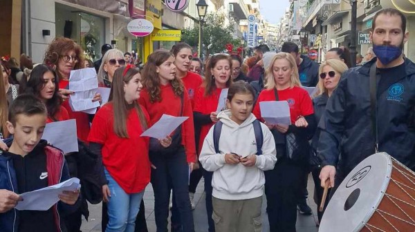Με νταούλι και τσαμπούνα είπαν τα κάλαντα στους δρόμους της Χαλκίδας