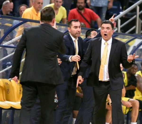 Ο Χαλκιδέος Βαγγέλης Αγγέλου τσακώθηκε με τον Τσάβι Πασκουάλ και αποβλήθηκαν από τους διαιτητές (VIDEO)