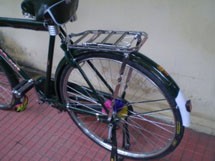 Εμπρηστές έβαλαν φωτιά σε πολυκατοικία στην Κάνηθο