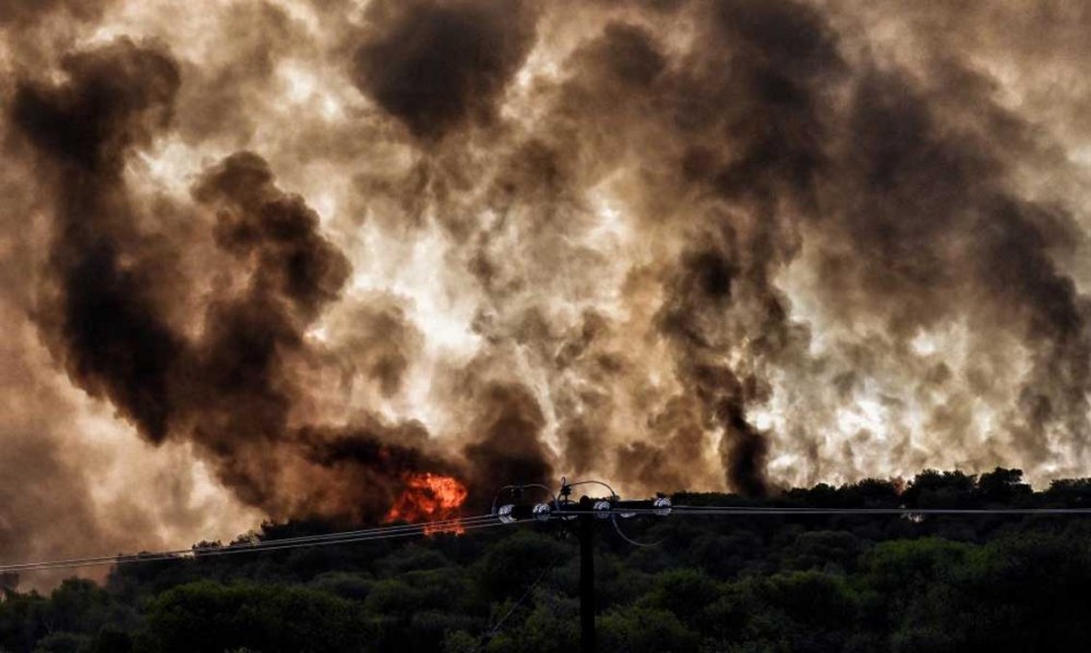 ΚΑΡΥΣΤΟΣ: Η φωτιά μπήκε στον Πλατανιστό - Αγνοείται κτηνοτρόφος