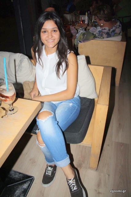 Μοντέρνο κορίτσι και γελαστό