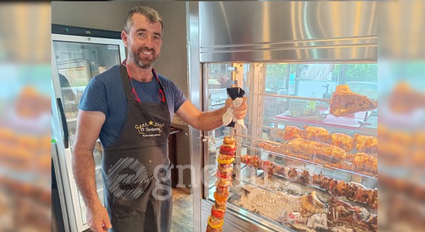 ΝΕΟΧΩΡΙ ΞΕΝΥΧΤΗΣ: Ολα τα λεφτά το κοντοσούβλι που φτιάχνει ο Νίκος Περιβολάρης!