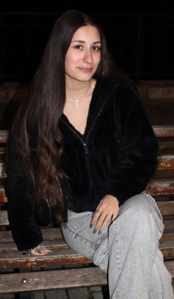 Ξεχωρίζει με τα μακριά μαλλιά της!