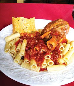 Χοιρινό κότσι με μακαρόνια