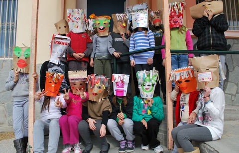 Οι εκπαιδευτικοί μαθαίνουν να φτιάχνουν μάσκες από ανακυκλώσιμα υλικά