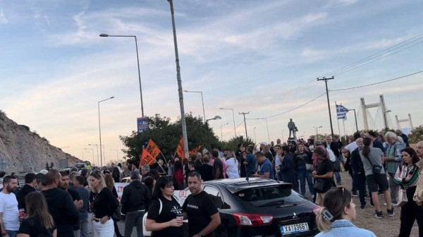 ΧΑΛΚΙΔΑ: Διαμαρτυρία από γονείς μαθητών στην υψηλή γέφυρα το απόγευμα της Τετάρτης