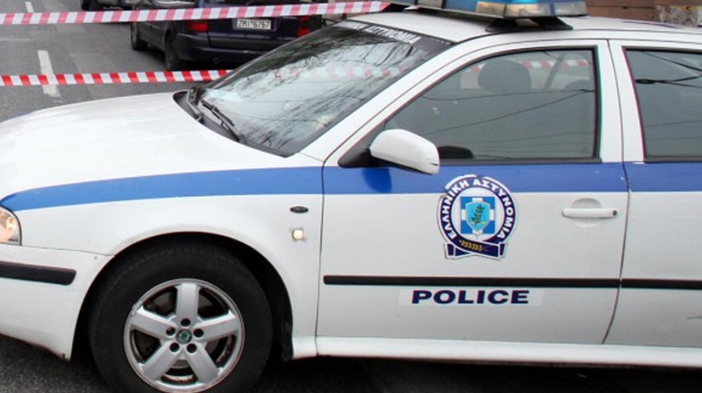 Γυναίκα απειλούσε να πέσει από μπαλκόνι - Ο πατέρας της πρόλαβε το μοιραίο