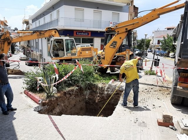 ΔΗΜΟΣ ΚΥΜΗΣ-ΑΛΙΒΕΡΙΟΥ: Γιατί ανοίχθηκαν  τεράστιοι λάκκοι σε κεντρικά σημεία  του Αλιβερίου