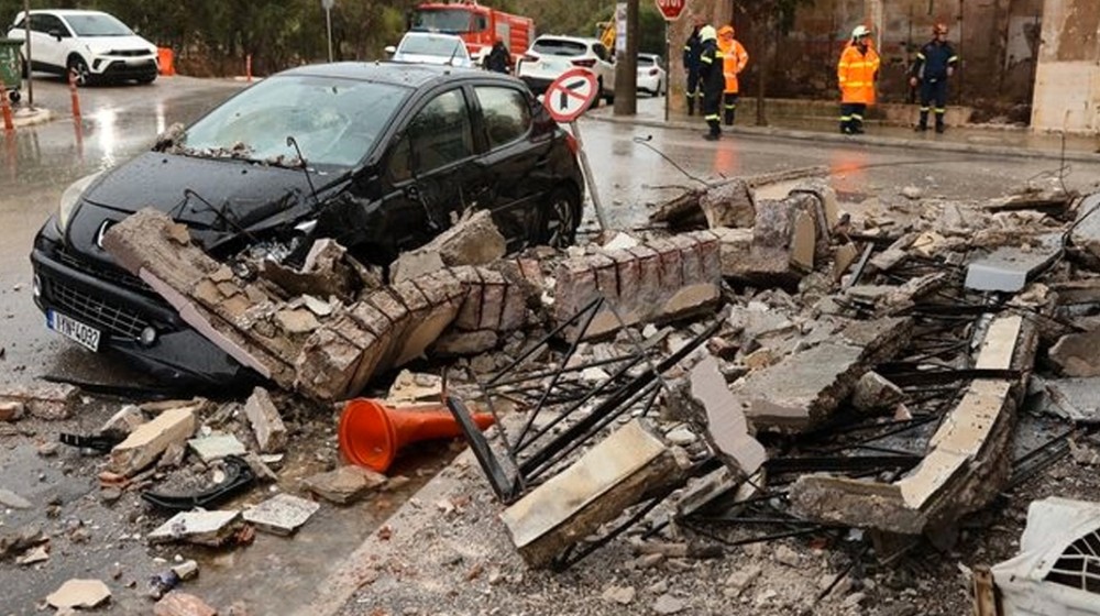 Κατέρρευσε μπαλκόνι και δυο γυναίκες γλίτωσαν ...για ένα δευτερόλεπτο τον θάνατο - Το συγκλονιστικό ΒΙΝΤΕΟ