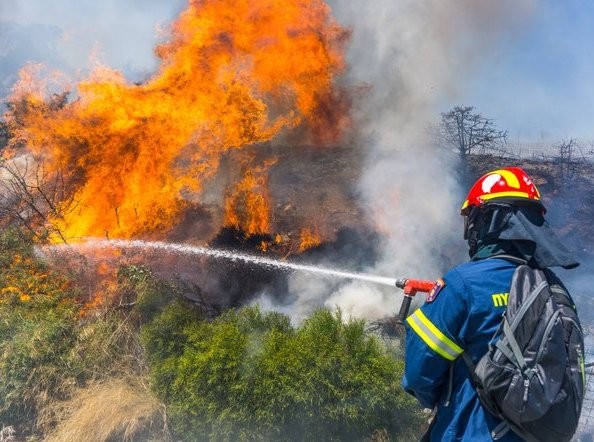 ΔΡΥΜΩΝΑΣ ΛΙΜΝΗΣ: Ξέσπασε φωτιά σε δασική έκταση το μεσημέρι της Δευτέρας