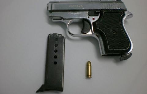 Με αυτό το πιστόλι (φωτό) έκανε ληστεία σε βενζινάδικο