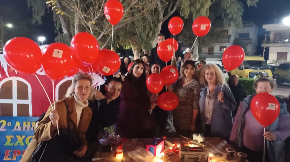 ΕΡΕΤΡΙΑ: Κοκκίνισε η πλατεία και ...μύρισε Χριστούγεννα