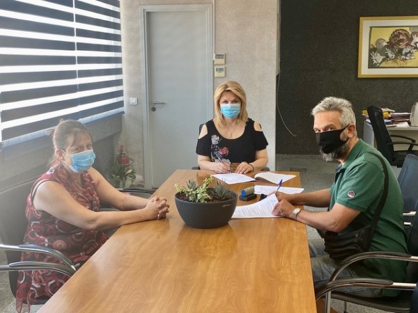 Η Δήμαρχος υπέγραψε την σύμβαση έργου για την ανακατασκευή του γηπέδου μπάσκετ στο Φάρο Αυλίδας