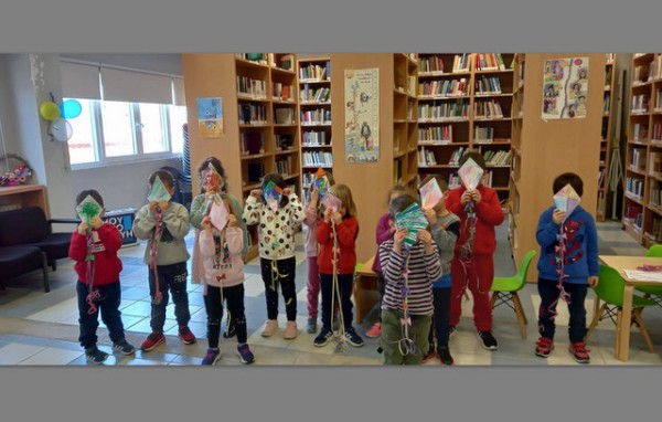 ΚΑΘΕΝΟΙ: Ταξιδιάρικοι χαρταετοί στη Δημοτική Βιβλιοθήκη