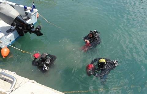 Από μπουκάλια μέχρι ...σκέιτμπορντ έβγαλαν οι δύτες από το βυθό