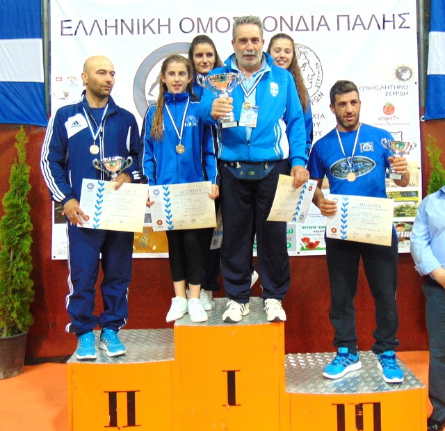 Ο Λέων ...και τα κορίτσια του στην κορυφή