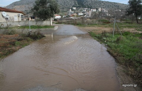 Πλημμύρισε ο δρόμος στους Αγίους Ευβοείς