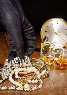 Εκλεψαν χρυσαφικά, μετρητά και το Ι.Χ.