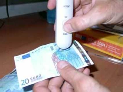 Μοίραζαν στην Αγορά πλαστά χαρτονομίσματα