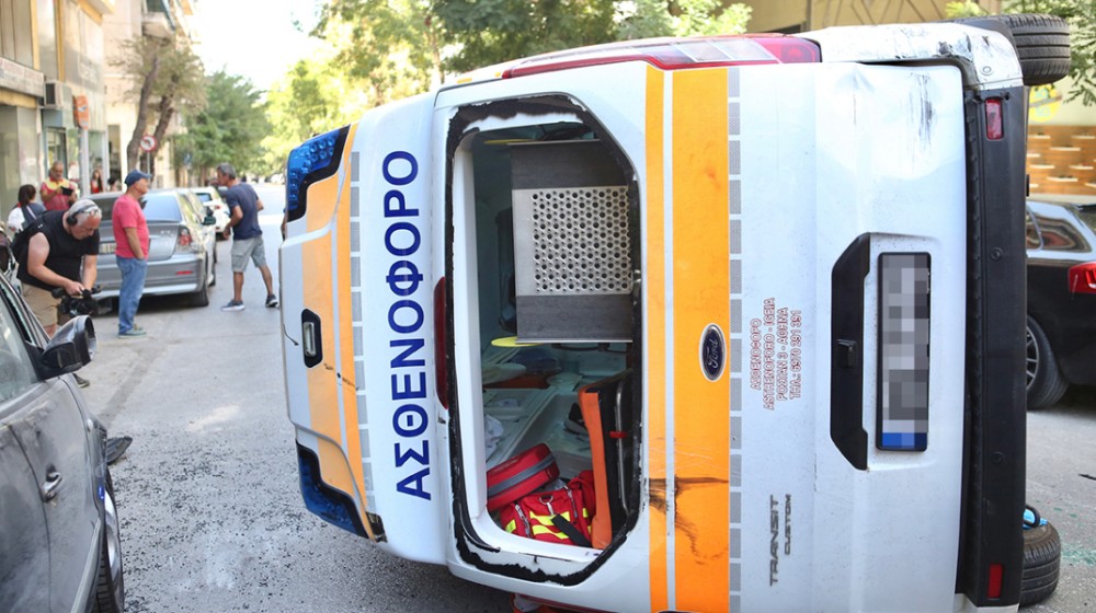 Επέστρεφε σπίτι του από αιμοκάθαρση ο ασθενής που πέθανε μετά από ανατροπή ιδιωτικού ασθενοφόρου