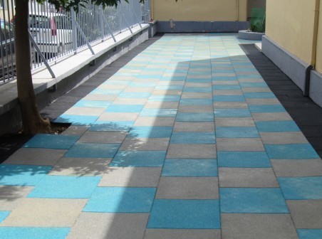 Τάπητας ασφαλείας στην αυλή του Νηπιαγωγείου Παραλίας Αυλίδας
