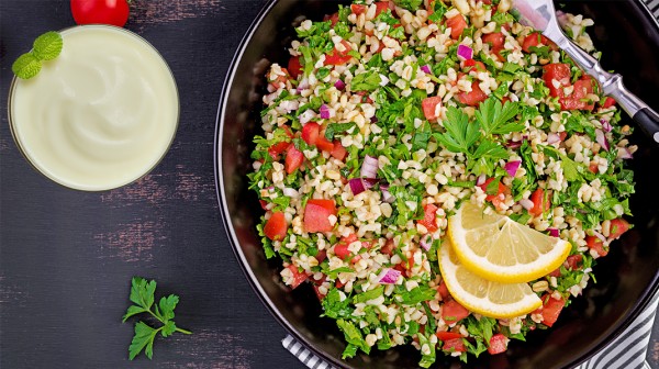 Σαλάτα με πλιγούρι και dressing γιαουρτιού