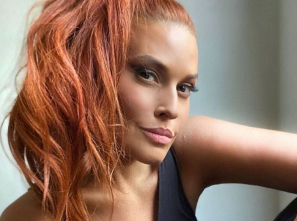 Σίσσυ Χρηστίδου: Συνδύασε τη φόρμα της με λευκό πουκάμισο..