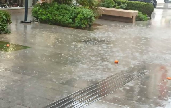 ΧΑΛΚΙΔΑ: Υδάτινη παγίδα σε τμήμα του πεζόδρομου της οδού Καραμουρτζούνη