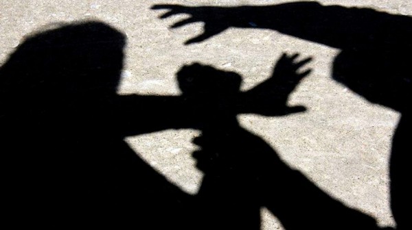 Αστυνομικός έπιασε στα πράσα τη σύζυγο με τον εραστή της και έπεσαν μπουνιές