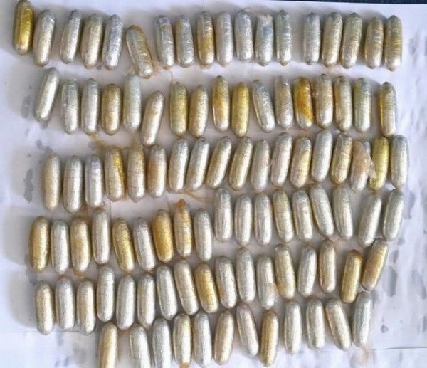 24χρονη κατάπιε ένα κιλό συσκευασμένη κοκαΐνη σε αυγά