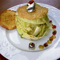 Πράσινη σαλάτα με αντζούγιες και μπισκότα παρμεζάνας