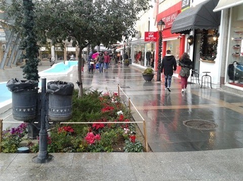 ΧΑΛΚΙΔΑ: Παγωμένη η κίνηση στην Αγορά λόγω κρύου και βροχής