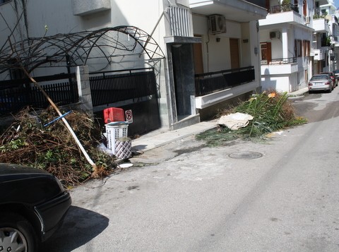 Γέμισε το δρόμο κλαδιά και τενεκέδες!