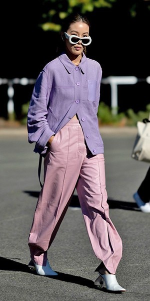 Το ροζ παντελόνι στο προσκήνιο