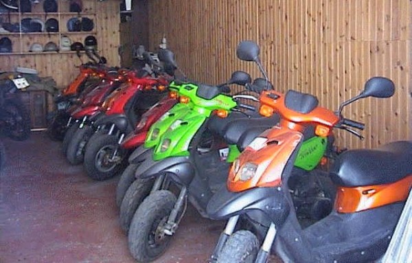 Εκλεβαν δίκυκλα και τα έσπαγαν σε ανταλλακτικά