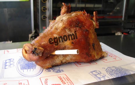 Το γουρούνι «έφαγε» το κεφάλι του...