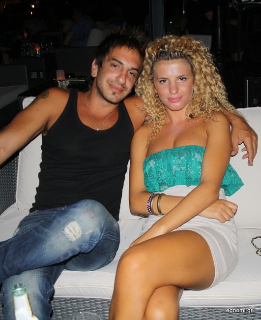 Δουλειά ο Χρήστος, μέσα η Τζούλη