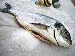 Ψάρι με κρούστα αλατιού