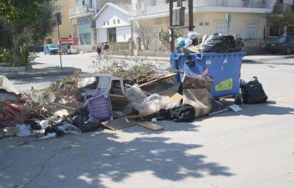 Απίστευτο σκουπιδαριό πίσω από το 4ο Γυμνάσιο Χαλκίδας